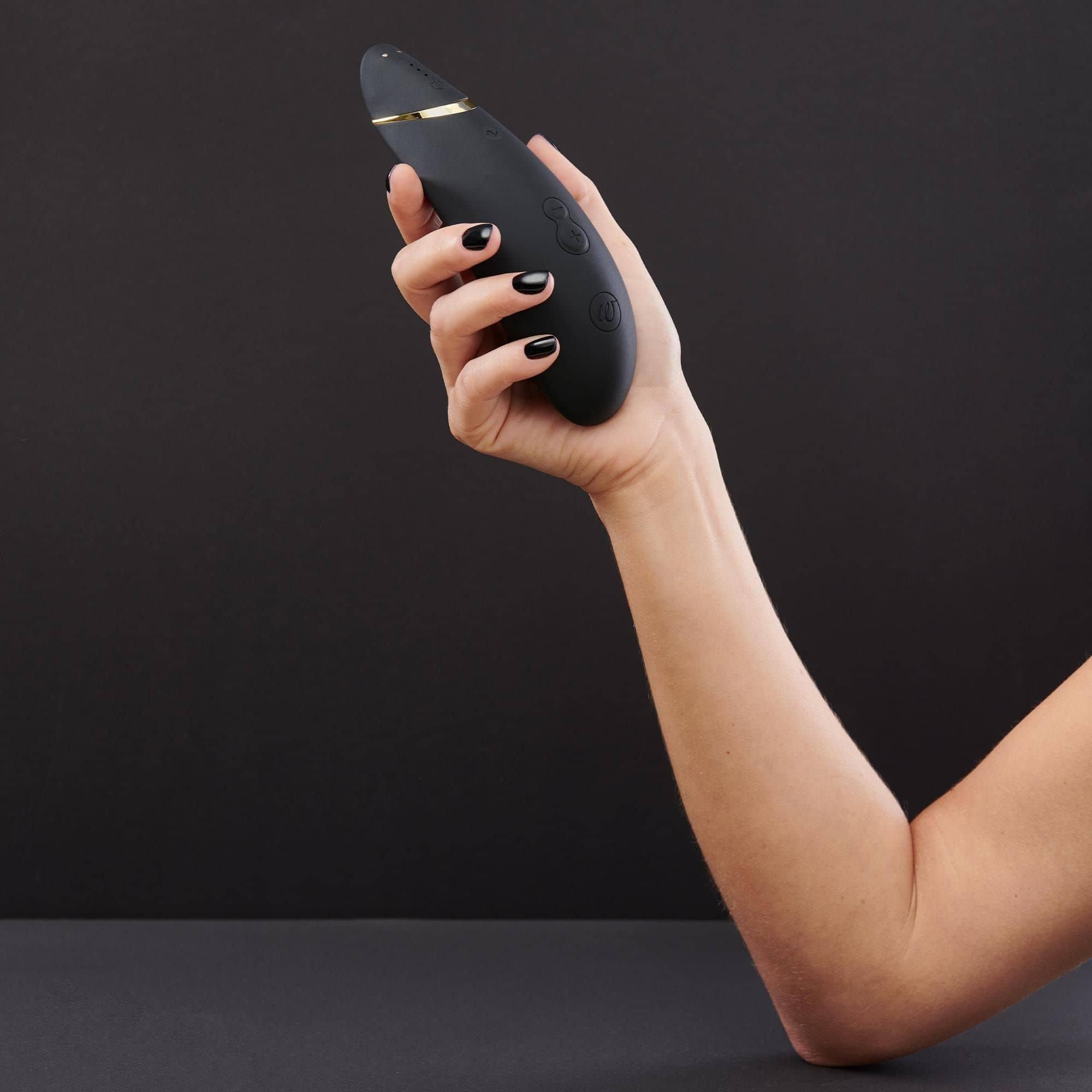 Womanizer игра. Womanizer Premium 2 черный. Вуманайзер Premium Black. Вуманайзер Golden moments. Стимулятор клиторальный Womanizer Duo 2 бесконтактный.