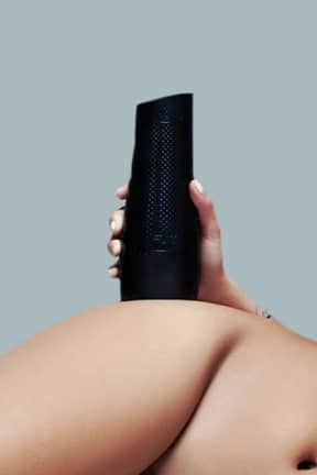 Fleshlight Flight Pilot - Diskret Fleshlight vagina i rejsevenlig størrelse giver maksimal nydelse på farten. Kompakt design og intense teksturer sikrer førsteklasses følelse hver gang.