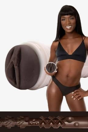 Fleshlight Ana Foxxx Silk - Slip fantasien løs og lad Ana Foxxx glide ned over dig med denne frække Fleshlight vagina. Dyk ned i en oplevelse, der pirrer hver eneste nerve og lader dig komme helt tæt på din yndlingsmodel.