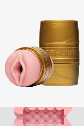 Fleshlight Quickshot Stamina Training Unit Lady & Butt - Kompakt, diskret design med realistiske teksturer for effektiv udholdenhedstræning. Nem rengøring og brugervenlighed giver maksimal bekvemmelighed.