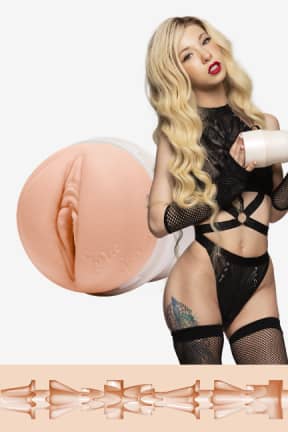 Fleshlight Kenzie Reeves Cream Puff - Tag med Kenzie Reeves på et eventyr, du sent vil glemme! Her får du en Fleshlight vagina støbt efter Reeves selv. Den unikke Creampuff-struktur er den perfekt blanding af bredde og smalle kamre, så du kan nå en orgastisk eksplosion.