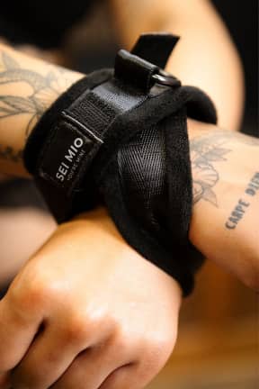 Bondage Sei Mio Cross Purposes Over-Wrap Cross Cuff Restraints