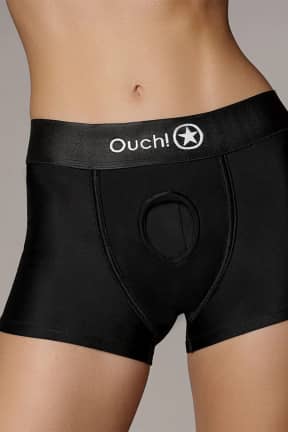 Lingeri Ouch! - Vibrating Strap On Boxer - Black - Komfortabel strap-on boxer med 10 vibrationsfunktioner – stilrent design, perfekt pasform og intens nydelse for begge