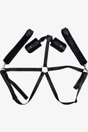 Sexet Lingerie SEI MIO - Trussed Issues - Adjustable Body Harness Restraint System - Bløde fløjlsmanchetter med hurtig velcro giver dig kontrol og komfort på få sekunder. Justerbar sele med flere D-ringe og nikkelfrit hardware sidder flot og sikkert.