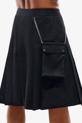 Sexet Lingerie Svenjoyment - Kilt - Black - Markeret, maskulin silhuet med læg og fast linning, der sidder sikkert hele natten. Aftagelig lommepose med kæde og lynlås giver fræk stil og praktisk plads.