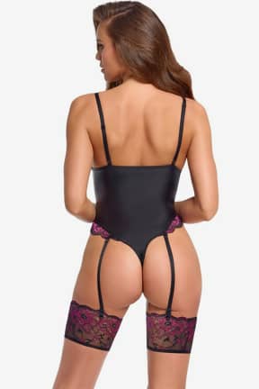 Cottelli Lingerie - Matte Look With Lace Body - Pink And Black - Mat pink-sort blonde, der krammer kroppen og giver let fræk selvtillid.  
Aftagelige strømpeholdere og elastisk pasform, der bliver ved med at sidde perfekt.
