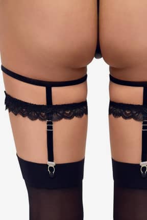 Sexet Lingerie Cottelli Accessoires - Velvet And Lace Suspender Garters - Black - Blød velour og delikat blonde omfavner dine kurver og giver et luksuriøst look. Justerbare, aftagelige stropper og metalclips holder strømperne sikkert på plads.