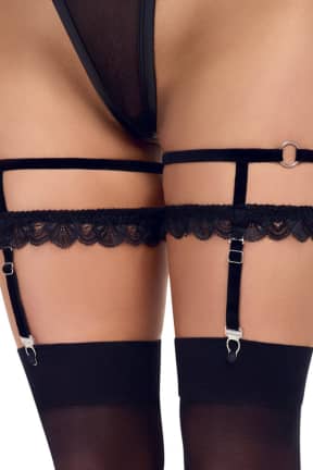 Sexet Lingerie Cottelli Accessoires - Velvet And Lace Suspender Garters - Black - Blød velour og delikat blonde omfavner dine kurver og giver et luksuriøst look. Justerbare, aftagelige stropper og metalclips holder strømperne sikkert på plads.