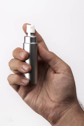 Sol og Strand Überlube - Good-to-Go Traveler - Silver - 15 ml - Silkeblød, vand- og svedresistent silikoneglid, der holder længe og føles ren. Refillbar pumpe i diskret alu - nem at dosere, nem at tage med.