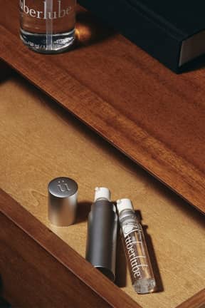 Sol og Strand Überlube - Good-To-Go Refills - 2x15 ml - Fyld rejseetuiet op med 2 diskrete glasrefills - lang holdbar, silkeblød og uden klister. Duftfri og skånsom formula uden glycerin og parabener, kompatibel med latex og polyisopren.