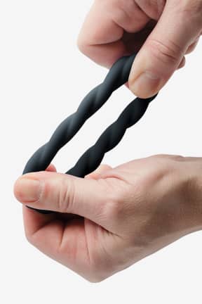 Penisring Rocks-Off - Twisted C-Ring - Black - Giver mere fasthed og længere nydelse med et lækkert, snoet touch. Blød silikone, vandtæt og nem at skylle ren - klar til leg igen.
