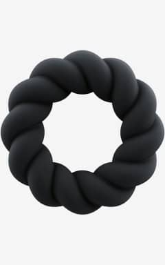 Penisring Rocks-Off - Twisted C-Ring - Black - Giver mere fasthed og længere nydelse med et lækkert, snoet touch. Blød silikone, vandtæt og nem at skylle ren - klar til leg igen.