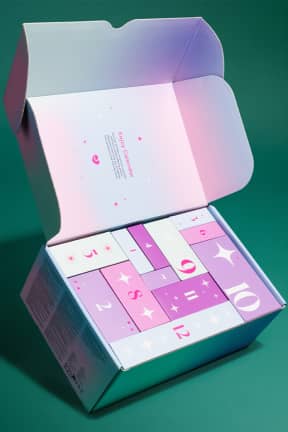 Womenizer Lovehoney x Womanizer - Enjoy Advent Calendar 2026 (24 days) - 24 låger med lækkerier - inklusive en Womanizer sugeklassiker for wow-øjeblikke. Alt er kropssikkert og klar til brug, med en værdi på ca. £200 til ca. £79.