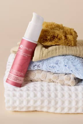 Alle System JO - Vitalize Nourish Moisturizer - 60ml - Let, hurtigabsorberende fugt med hyaluronsyre - helt uden fedtet finish. pH-balanceret med squalane, E-vitamin og prebiotika for ro og komfort hele dagen.