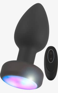 Buttplug Anos - RC Flashing Butt Plug with Vibration - Kompakt, blød buttplug i silikone med 7 vibrationsmønstre og fjernbetjening. Vandtæt og USB-opladelig - med fræk LED, der blinker med på legen.