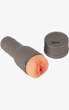 Alle V-Stroker Monique - En pocket pussy med blød, hudlignende sleeve, der strammer og pirrer med riller og knopper.  
Diskret hårdt etui og helt lydløs kontrol, som en fræk sygeplejerske på nattevagt.