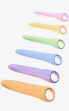 Alle You2Toys - Six in a Row 2.0 - Træn trygt og i dit tempo med 6 bløde silikone-størrelser med sikre ringgreb.  
Vandtæt, nemt at rengøre og bedst med vandbaseret glidecreme til glidende kontrol.