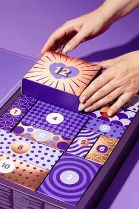 Buttplug Lovehoney - Advent Calendar Indulge (12 days) - 12 overraskelser med toys, glidecreme og wipes - inkl. genopladelig dual stimulator til ekstra wow..  
Leg dig gennem 12 dage med body-safe kvalitet, masser af variation og stor besparelse.