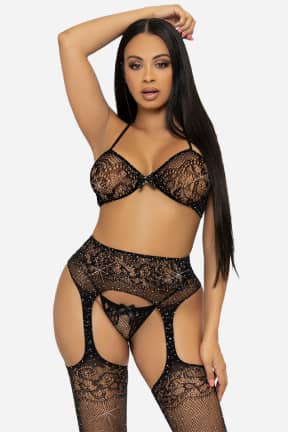 Lingeri Leg Avenue - Lace Bra, String and Garter Belt Stockings - Giv kroppen et samlet, frækt look i sort blonder, trusse og netstrømper. Håndlagte rhinsten glitrer ved hver bevægelse og gør øjeblikket uimodståeligt.