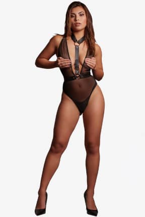 Lingeri Le Désir - Kristen - Harness Body - One Size - Black - Sort harness-look, der smyger sig tæt om kroppen og tænder selvtilliden.  
One size med masser af spil og stroppet kant, perfekt til fræk layering.