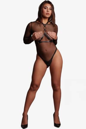 Lingeri Le Désir - Lexy - Harness and Mesh Body - One Size - Black - Frække harness-detaljer over blød mesh giver en selvsikker, kropsnær silhuet. Den stretchy one size sidder tæt og gør ethvert look ekstra uimodståeligt.