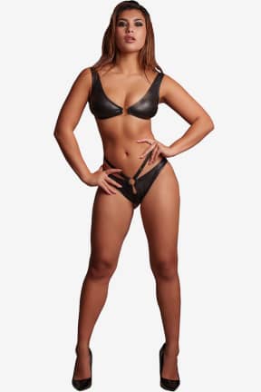 Lingeri Le Désir - Mollie - PVC Crotchless Panty and Scoop Neck Top - One Size - Black - Blank PVC-look, der fanger blikket og føles frækt glat mod huden. Åben skridt giver legende, øjeblikkelig adgang og ekstra mod.