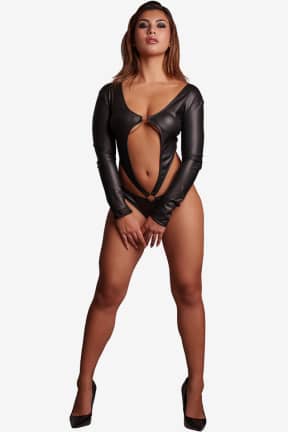 Lingeri Le Désir -  Mollie - PVC Crotchless Body - One Size - Black - Vådglans i sort PVC, der klæber frækt til kroppen og tænder blikket. Åben bund giver nem adgang, så legen kan fortsætte uden at stoppe op.