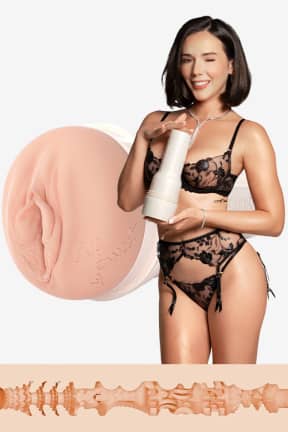 Fleshlight - Girls Eve Sweet - En pocket pussy med silkeblød, gradvis stramning, som føles som at glide ind til din yndlingsmodel. Vaskbar sleeve i diskret, vandtæt etui og justerbar sug, så du styrer trykket helt selv.