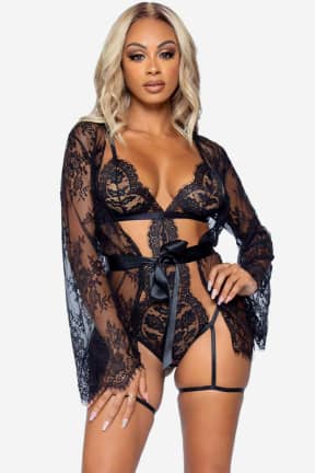 Alle Leg Avenue - Garter Teddy with String Back and Robe Black - Gennemsigtig blonde-teddy med strømpeholdere og justerbare stropper, der sidder helt tæt og frækt. Inkl. matchende kort kåbe og bånd, klar til en aften med wow-effekt.